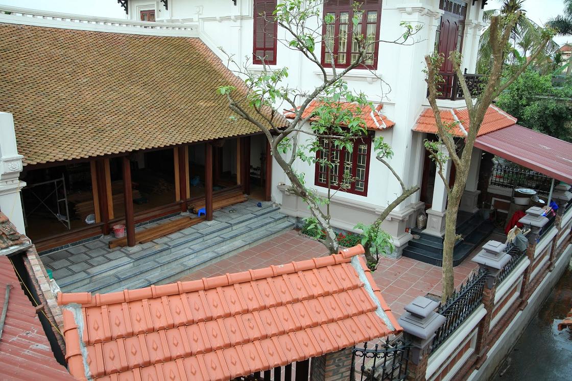 Nhà mái ngói 3 gian truyền thống đặt cạnh ngôi nhà hiện đại