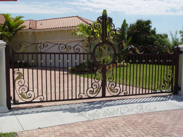 Mẫu cổng bằng sắt đẹp dành cho nhà ở biệt thự có diện tích rộng