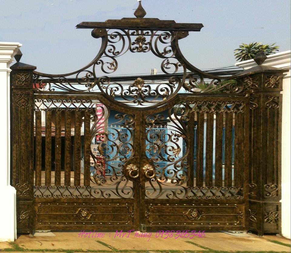 Mẫu cổng rào sắt 2 cánh mỹ thuật cổ điển cho nhà biệt thự