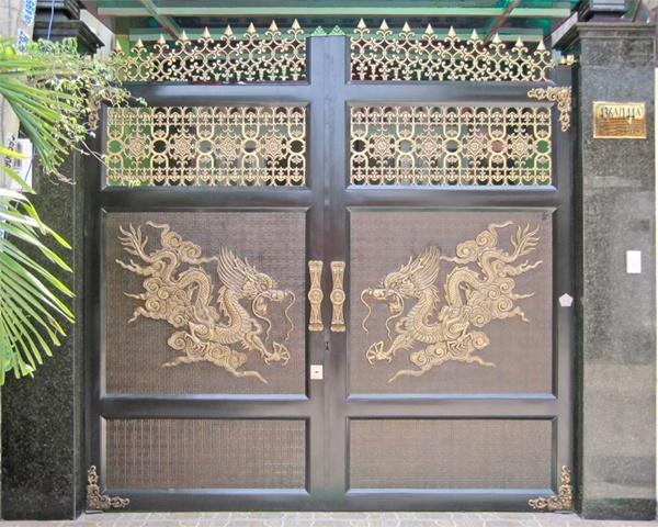Mẫu cửa cổng sắt mỹ thuật mang đậm màu sắc Á Đông