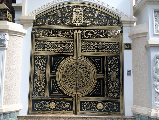 Mẫu cổng sử dụng hoa văn đống đồng Đông Sơn cùng rất nhiều họa tiết khác