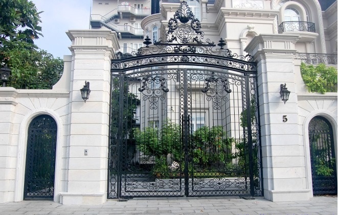 Bộ cổng sắt hoành tráng kết hợp hai cổng phụ theo phong cách châu Âu cổ điển