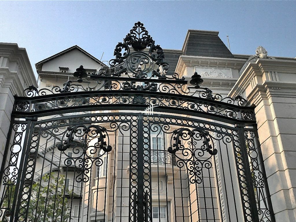 Cửa cổng sắt vòm tạo thêm độ hoành tráng cho ngôi nhà của bạneo phong cách cổ điển càng làm tăng thêm vẻ sang trọng, bề thế cho ngôi biệt thự của bạn.