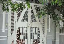 Mẫu cổng sắt vuông sơn trắng với các họa tiết đẹp cho nhà phố