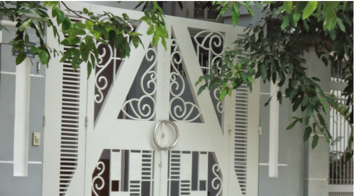 Mẫu cổng sắt vuông sơn trắng với các họa tiết đẹp cho nhà phố