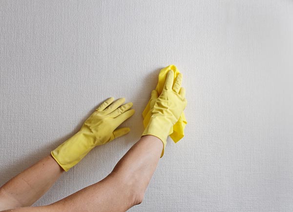 Làm sạch bề mặt tường trước khi sơn nhà