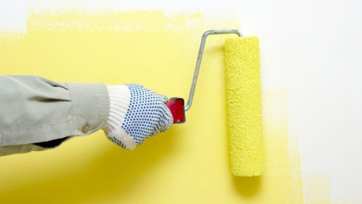 Hoàn thiện bước sơn nhà với lớp sơn phủ