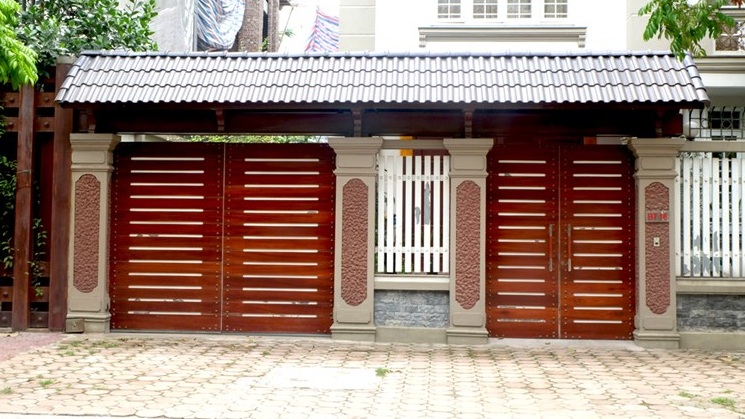 cửa cổng sơn giả gỗ đẹp