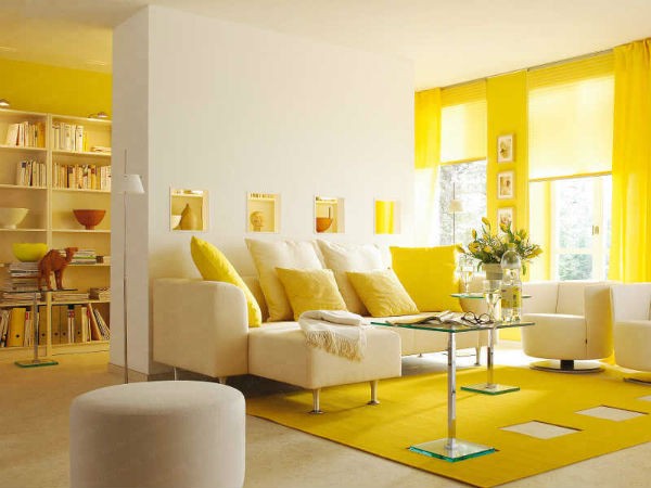 Phòng khách này lấy tone màu chủ đạo là màu trắng kết hợp với rèm cửa và gối tựa lưng màu vàng chanh làm điểm nhấn cho cả căn phòng.