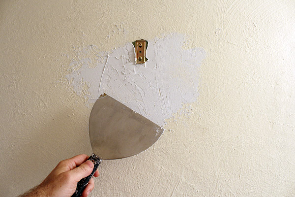Làm sạch tường trước khi sơn
