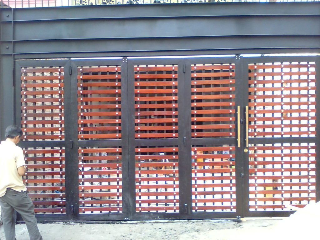 Mẫu cửa cổng gỗ sắt kín đáo, an toàn