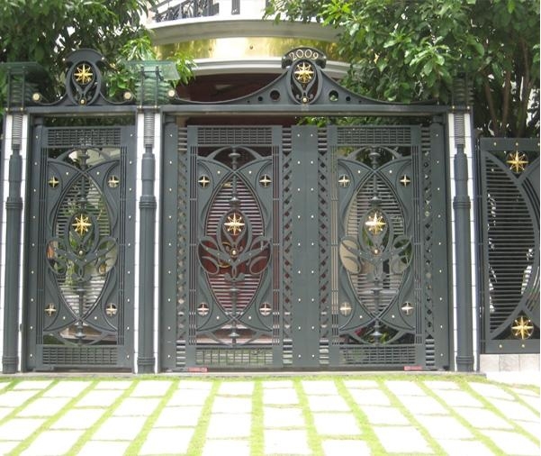 Màu xanh kết hợp chi tiết màu vàng làm cho chiếc cổng thêm nổi bật, phù hợp cho nhà biệt thự có thiết kế cổ điển
