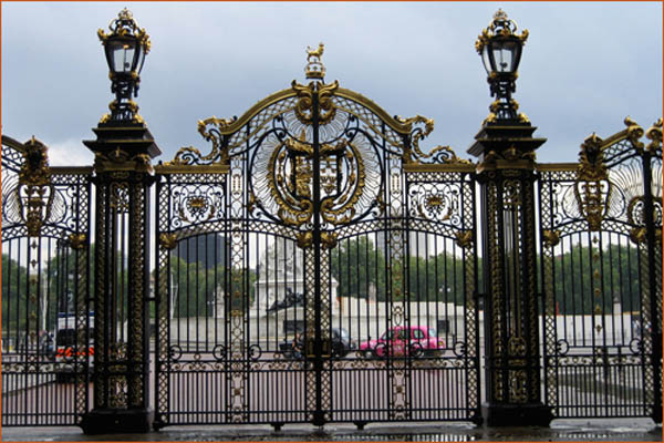 Sơn cổng sắt màu đen cho nhà có lối kiến trúc cổ điển, điểm thêm các chi tiết vàng càng làm toát lên vẻ sang trọng mà cánh cổng mang lại