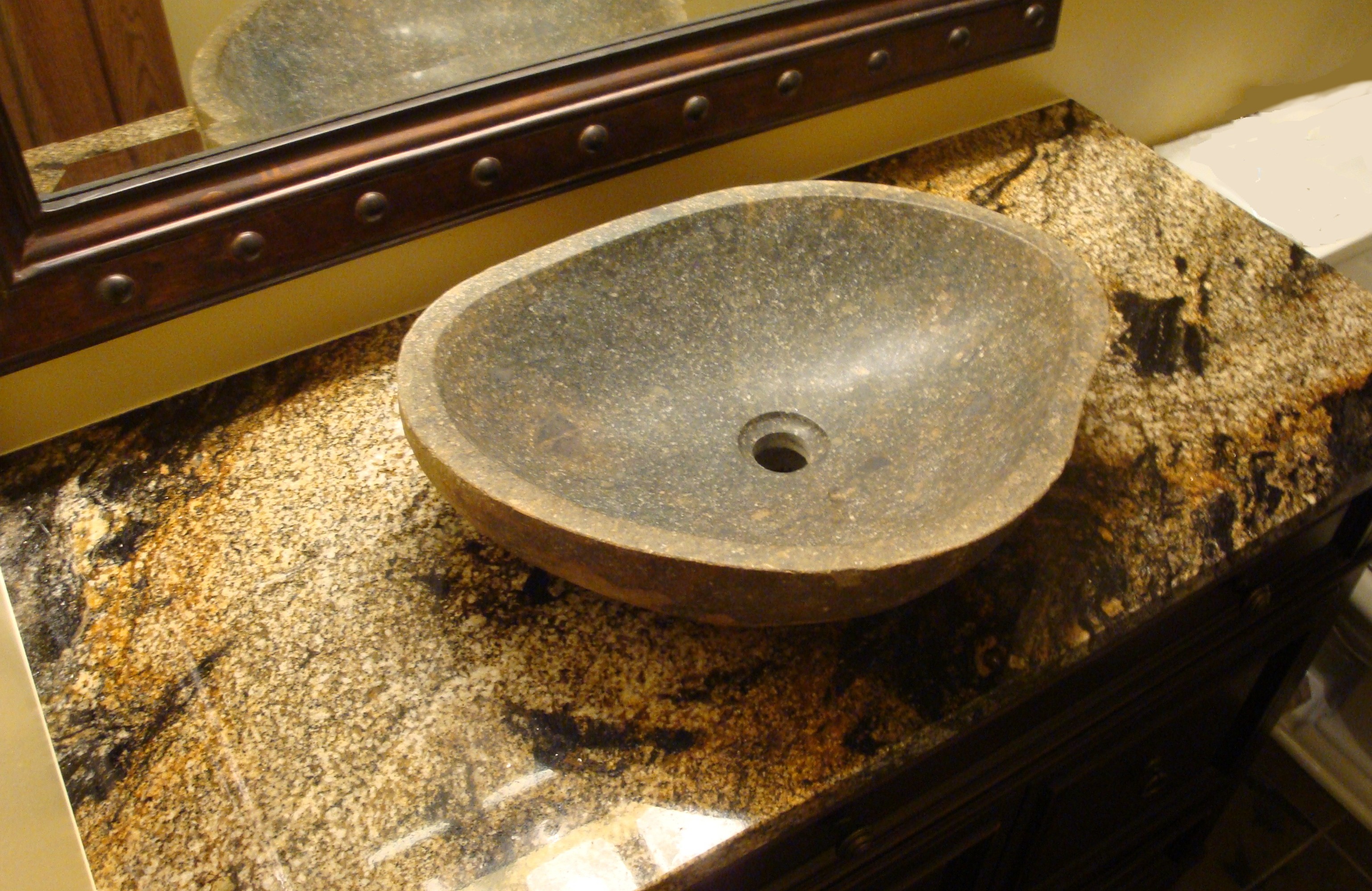 Lát đá hoa cương giúp nhà tắm luôn sạch sẽ