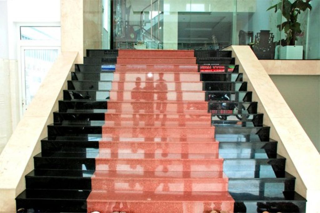 Cầu thang lát đá hoa cương kết hợp 2 màu đen và đỏ ruby ấn tượng