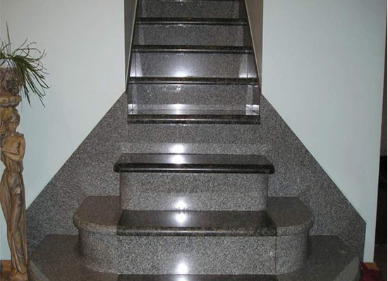 Đá hoa cương lát cầu thang màu xám, kết hợp các bật màu đen Huế 
