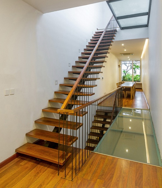 Những mẫu cầu thang có kiểu dáng đơn giản và nhỏ gọn luôn là sự ưu tiên hàng đầu trong thiết kế nội thất cho các ngôi nhà có diên tích nhỏ.
