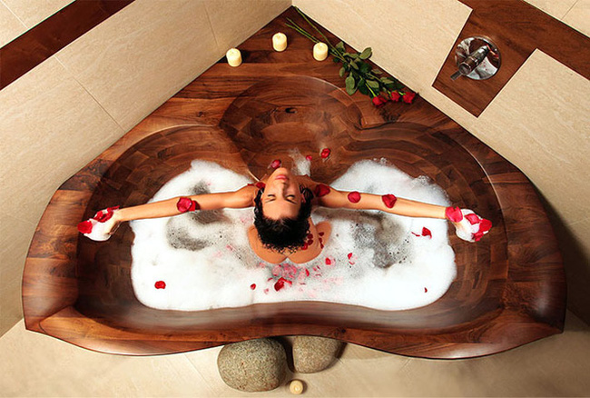 Bồn tắm bằng gỗ, thiết kế hình trái tim quyến rũ, tạo không gian lãng mạng cho phòng tắm của vợ chồng trẻ.