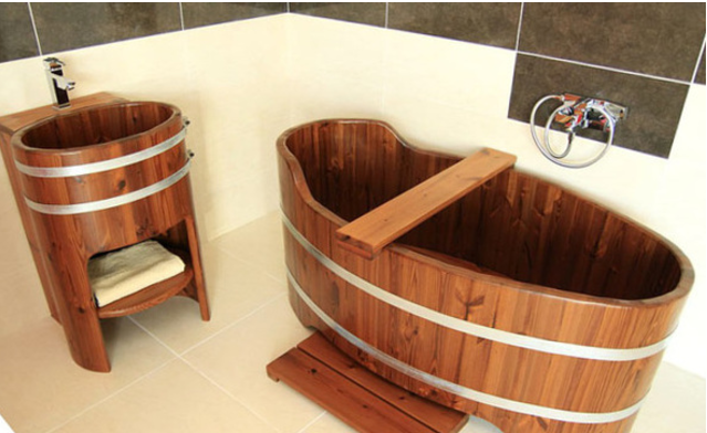 Mẫu bồn tắm bằng gỗ này giúp bạn dễ dàng di chuyển, phù hợp với nhà tắm nhỏ hẹp.