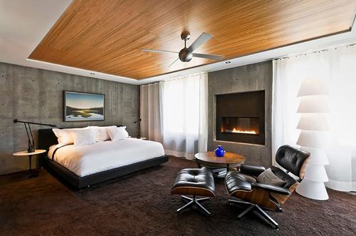 Mẫu 1 - Tràng trí phòng ngủ tường bê tông kết hợp trần nhà bằng gỗ khiên căn phòng trở nên sinh động hơn.