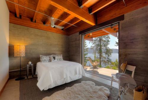 Mẫu 7: Áp mái gỗ kết hợp tường bê tông và cửa kính, giúp phòng ngủ giống như là nơi du lịch nghĩ dưỡng. Bạn hoàn toàn thư giãn khi nghi ngơi trong chính căn phòng của mình.