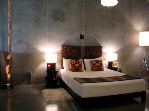 Mẫu 8: Bức tường bê tông mộc mạc, ánh đèn vàng dịu nhẹ, giúp căn phòng trở nên ấm cúng.
