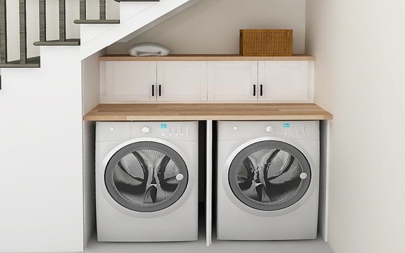 Để tiết kiệm không gian thì bạn có thể đặt máy giặt ở khu vực cầu thang 