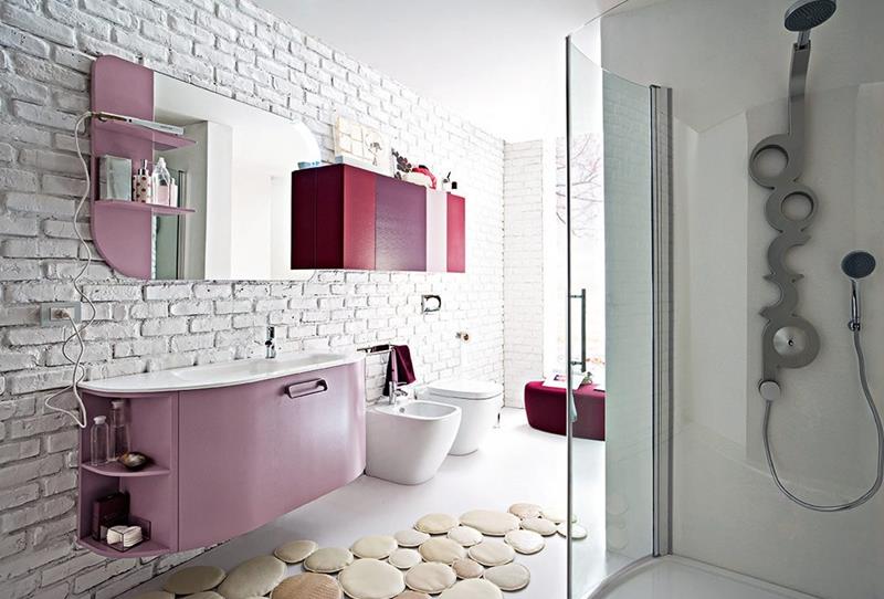 Gạch nhà tắm tone trắng kết hợp hài hòa với nội thất có màu sắc nổi bật, đem lại không gian đẹp và ấn tượng
