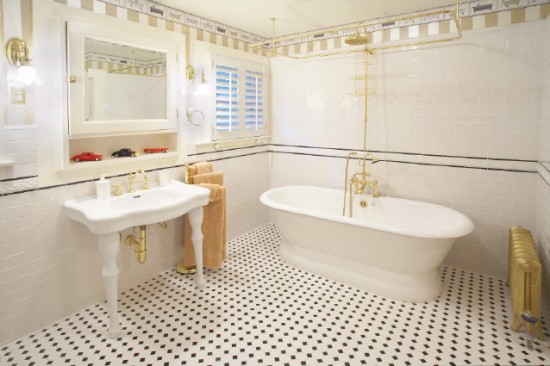 Gạch nhà tắm kiểu chấm bi đen trắng hiện đang rất được ưa chuộng