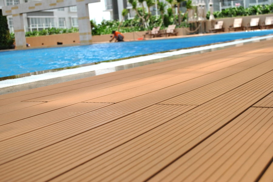 Sàn bê tông gỉa gỗ sử dụng ở hồ bơi