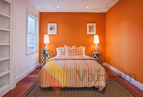 Một phòng ngủ màu cam ấn tượng dù diện tích rất khiêm tốn